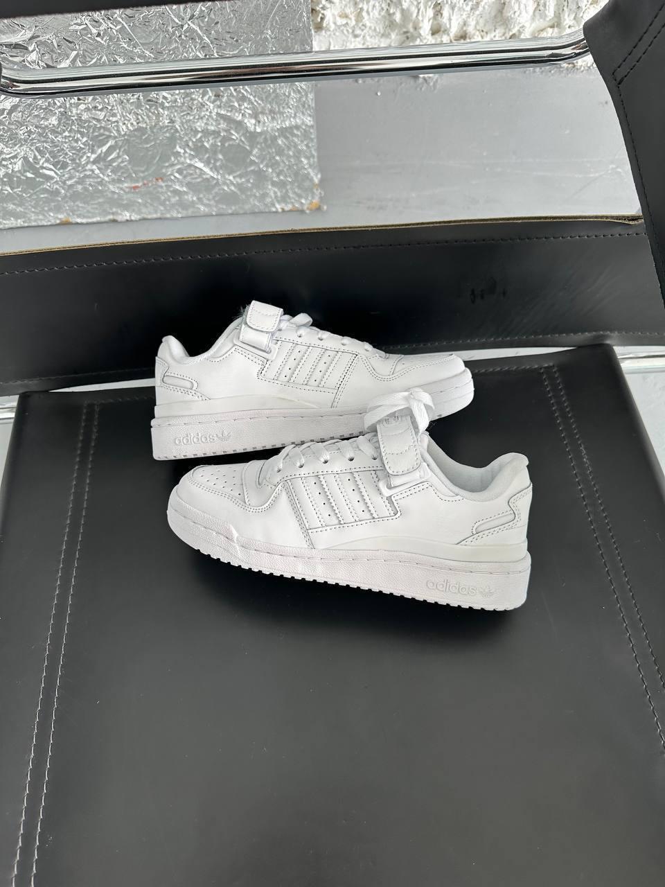 Чоловічі кросівки Adidas Forum Low White (білі) стильні повсякденні кроси A00107 Адідас топ, фото 1