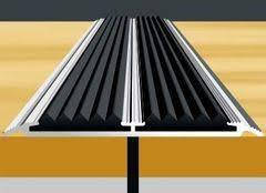 Алюмінієві порогові планки з антискользьовою гумовою вставкою