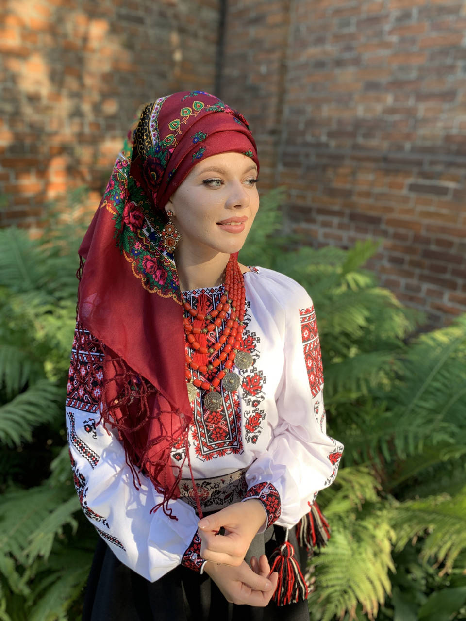 

Очипок из большого бордового украинского платока с бахромой, Красный