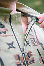 Чоловіча вишиванка кольору хакі з патріотичною вишивкою військової техніки та застібкою на ґудзиках M–5XL, фото 3