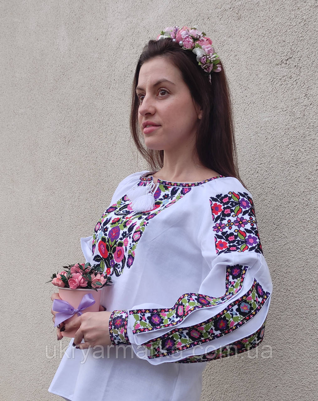 Незвичайна українська борщівська сорочка вишиванка "Щаслива"