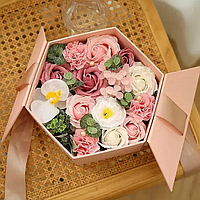 Подарунковий набір штучні троянди в коробці букет квіткова композиція 24х24 см Forever рожевий
