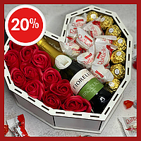 Актуальные подарки любимой на 14 февраля подарочный бокс Любовь в сердце с мыльными розами и вином на 8 марта