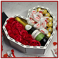 Подарунок на День Святого Валентина дівчині подарунковий бокс Любов у серці з цукерками, вином і мильними трояндами