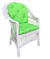 Кресло плетеное с салатовой накидкой
