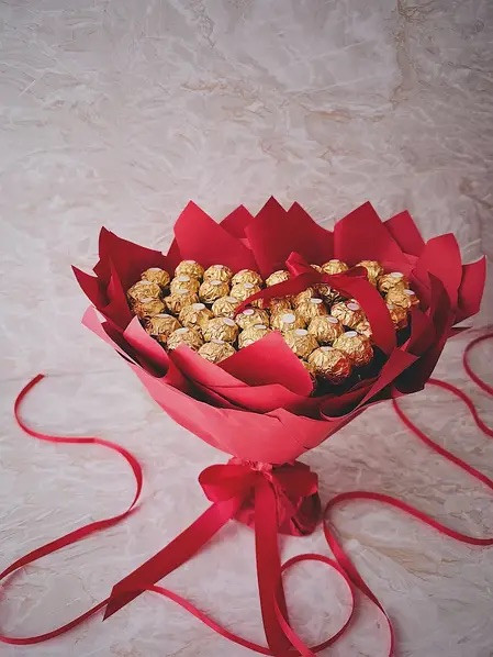 Букет з цукерок серце подарунок на День Валентина з цукерок Ferrero Rosher Ферреро, в руку червоний