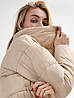Бежева демісезонна жіноча подовжена куртка з поясом, фото 5