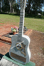 Пам'ятник музиканту у формі гітари 500*1200