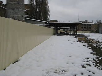 Забор из профнастила ПС-10 (бежевый) и откатные ворота (г. Киев) 1