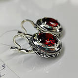 Срібні круглі сережки з червоним каменем, фото 2