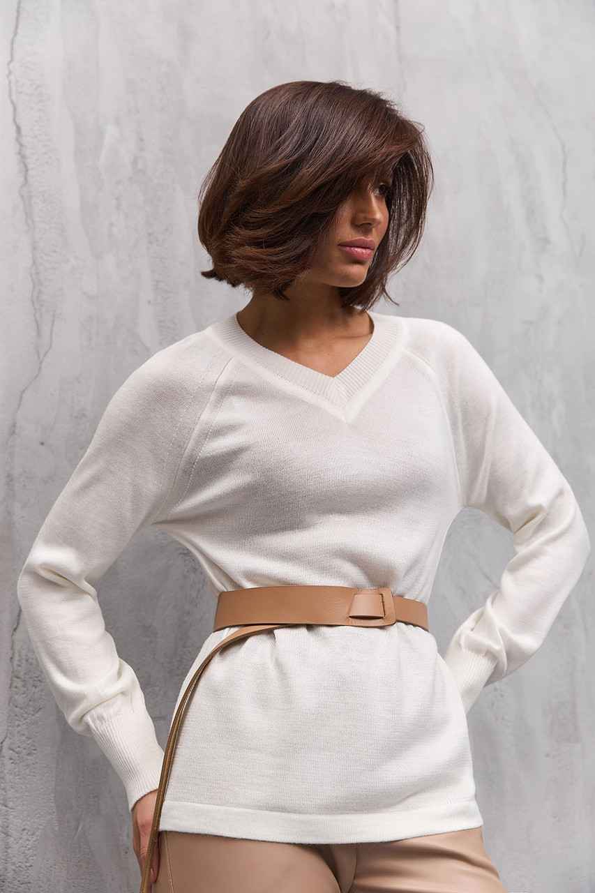 Класичний жіночий подовжений джемпер молочного кольору з V-вирізом. Модель 2712, фото 1