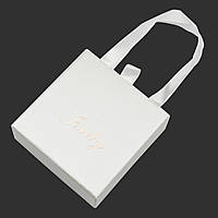 Коробочка квадратна зі щільного картону білого кольору з написом під набір прикрас розмір 10х10х3.5 см