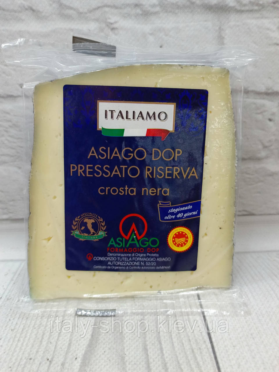 Сир напівтвердий Italiamo Asiago Pressato riserva crosta nera 300 г Італія