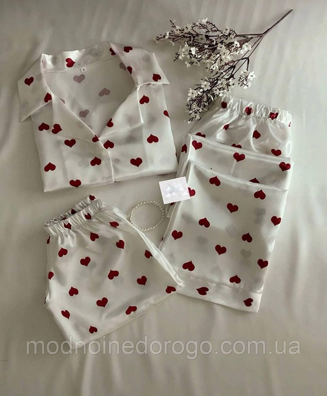 Жіноча біла піжама трійка з червоними сердечками. Домашній костюм (штани+сорочка+шорти)