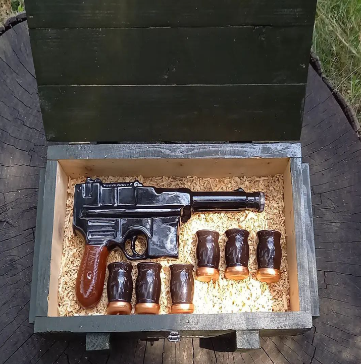 Подарунковий набір пляшка "Пістолет Маузер C96" зі стопками із кераміки для спиртного в дерев'яній коробці., фото 1