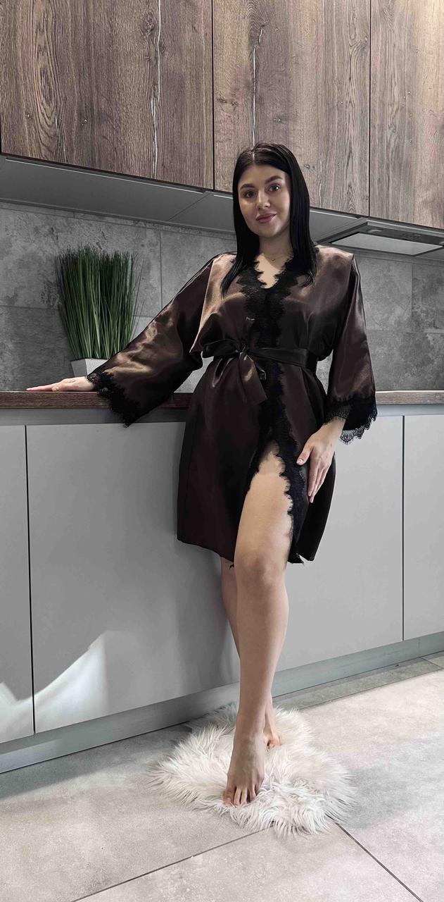 Халат атласний жіночий із мереживом.
