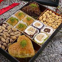 Подарочный набор пахлавы с лукумом и орехами Karakoy Gulluoglu 805 г, в праздничной жестяной коробке