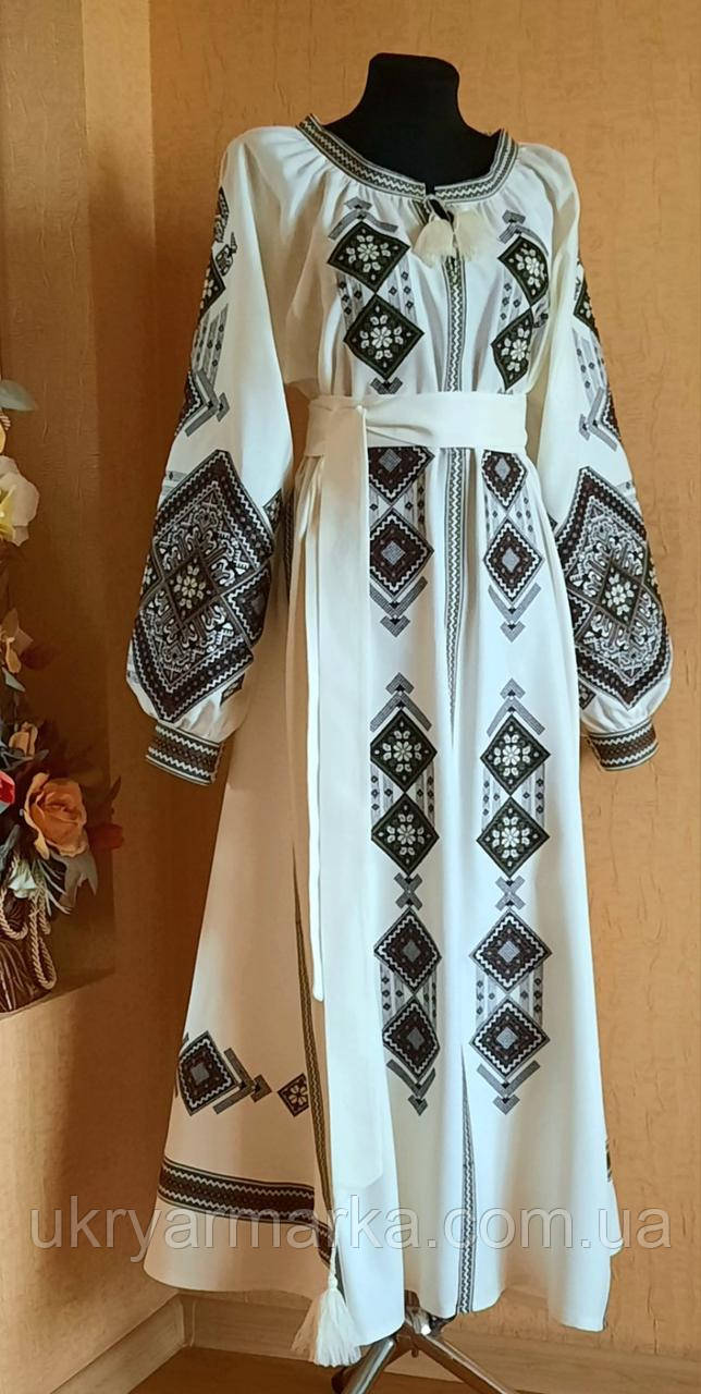 довга шикарна вишита сукня