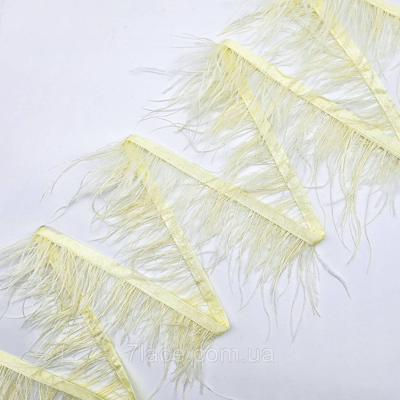 Пір'я СТРАУСА на атласній тасьмі / колір кремовий / ширина 7-10 см / ціна вказана за 0,5 метра, фото 1