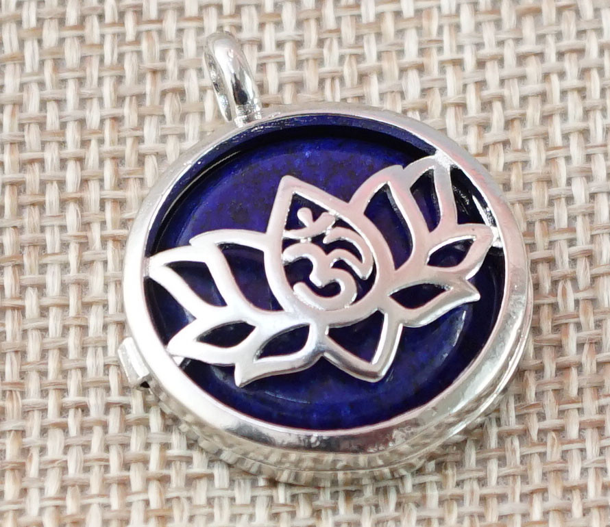 Кулон, що відкривається ОМ у лотосі, вставка Лазурит