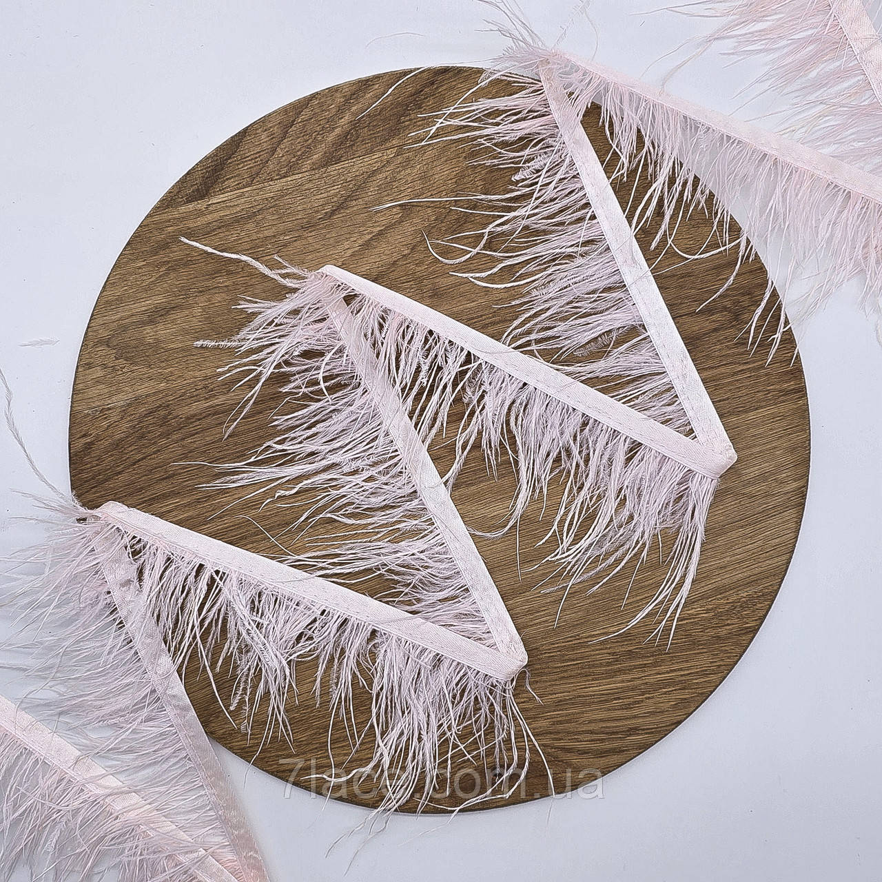 Пір'я СТРАУСА на атласній тасьмі / колір світло-рожевий / ширина 7-10 см / ціна вказана за 0,5 метра, фото 1