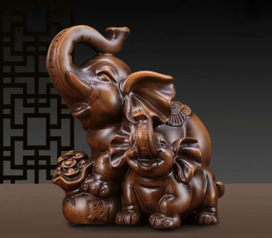 Пара слонів із мішком багатства