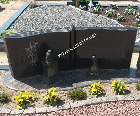 Пам'ятник у формі книги 1000*400