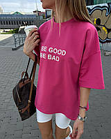 Женская стильная футболка свободного кроя зеленая / малина с принтом "BE GOOD, BE BAD, JUST BE"