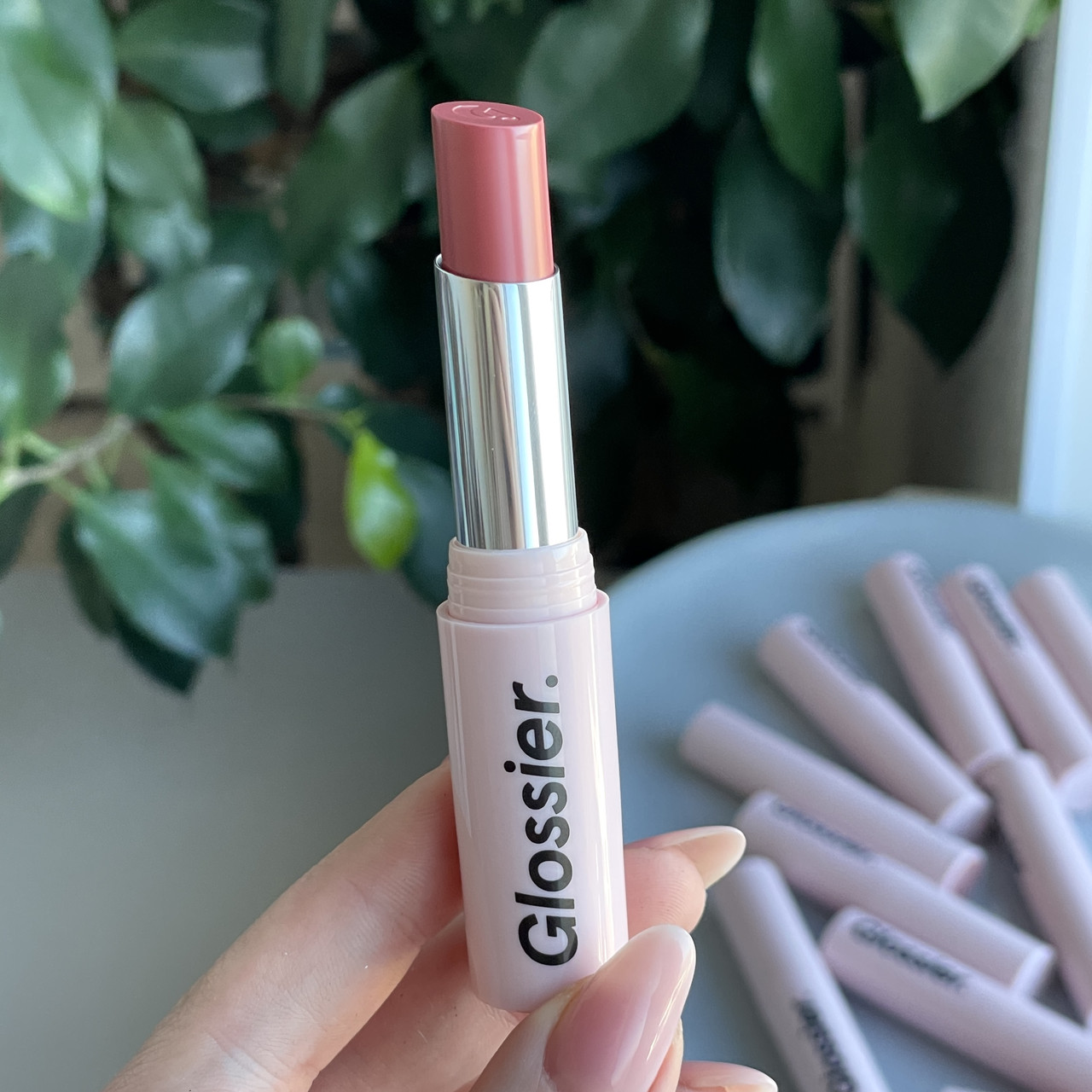 Стійка зволожуюча глянцева помада Glossier Hidrating Shine+Ultralip (Villa) 3 g