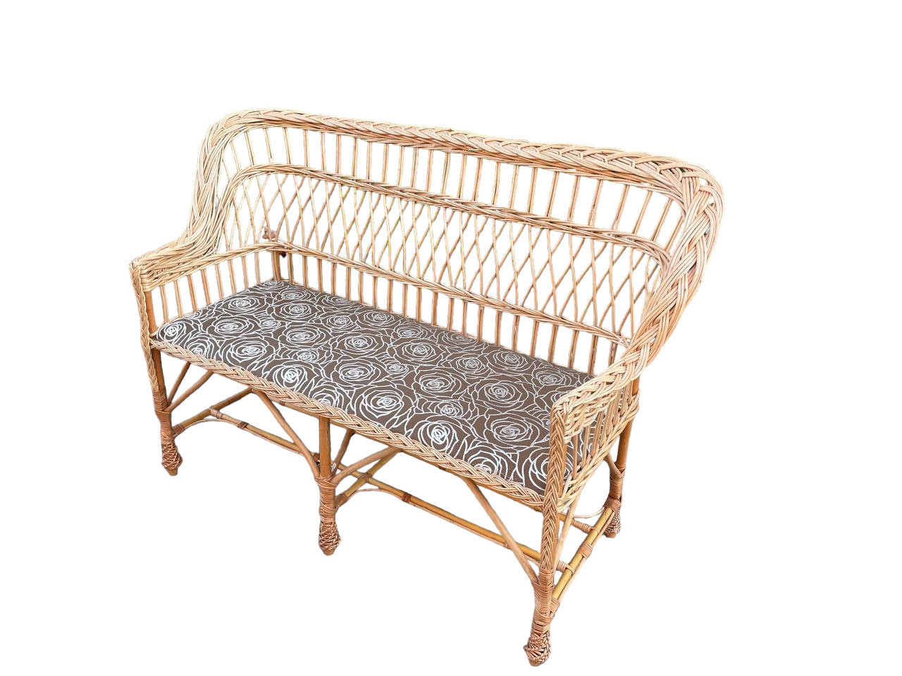 Зручний плетений диван для дачі