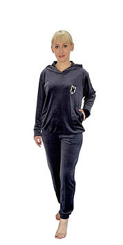 Велюровий жіночий костюм