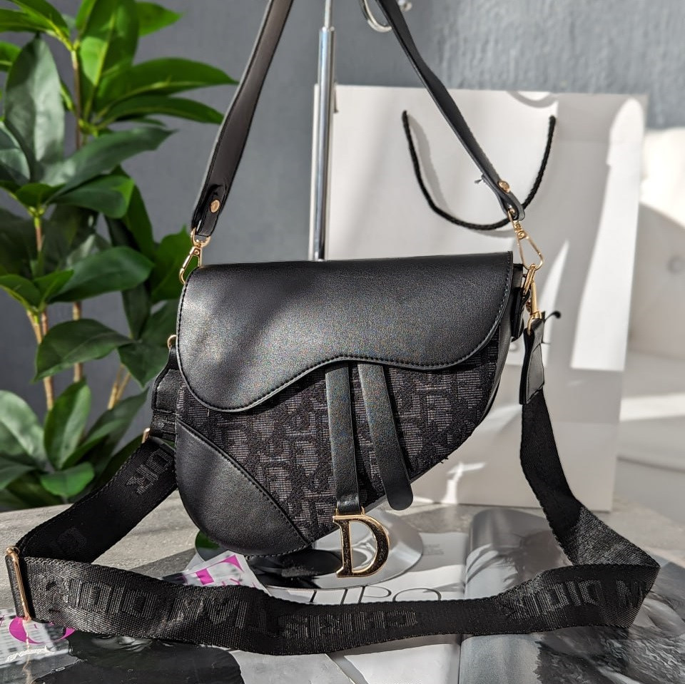 Жіноча популярна модна сумка сідло чорного кольору з текстильною вставкою, Маленька сумочка крос-боді