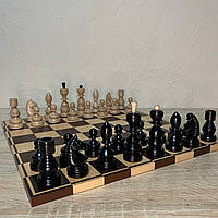 Шахматный набор: шахматные фигуры "Classic Deluxe" в комплекте с классической доской.