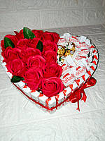 Подарок подарунок з цукерками та мильними трояндами