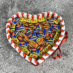 Подарунковий набір кіндер торт з жувальними гумками і Love is Подарунок для дівчини, коханої, дружині,, бокс зі солодощами.