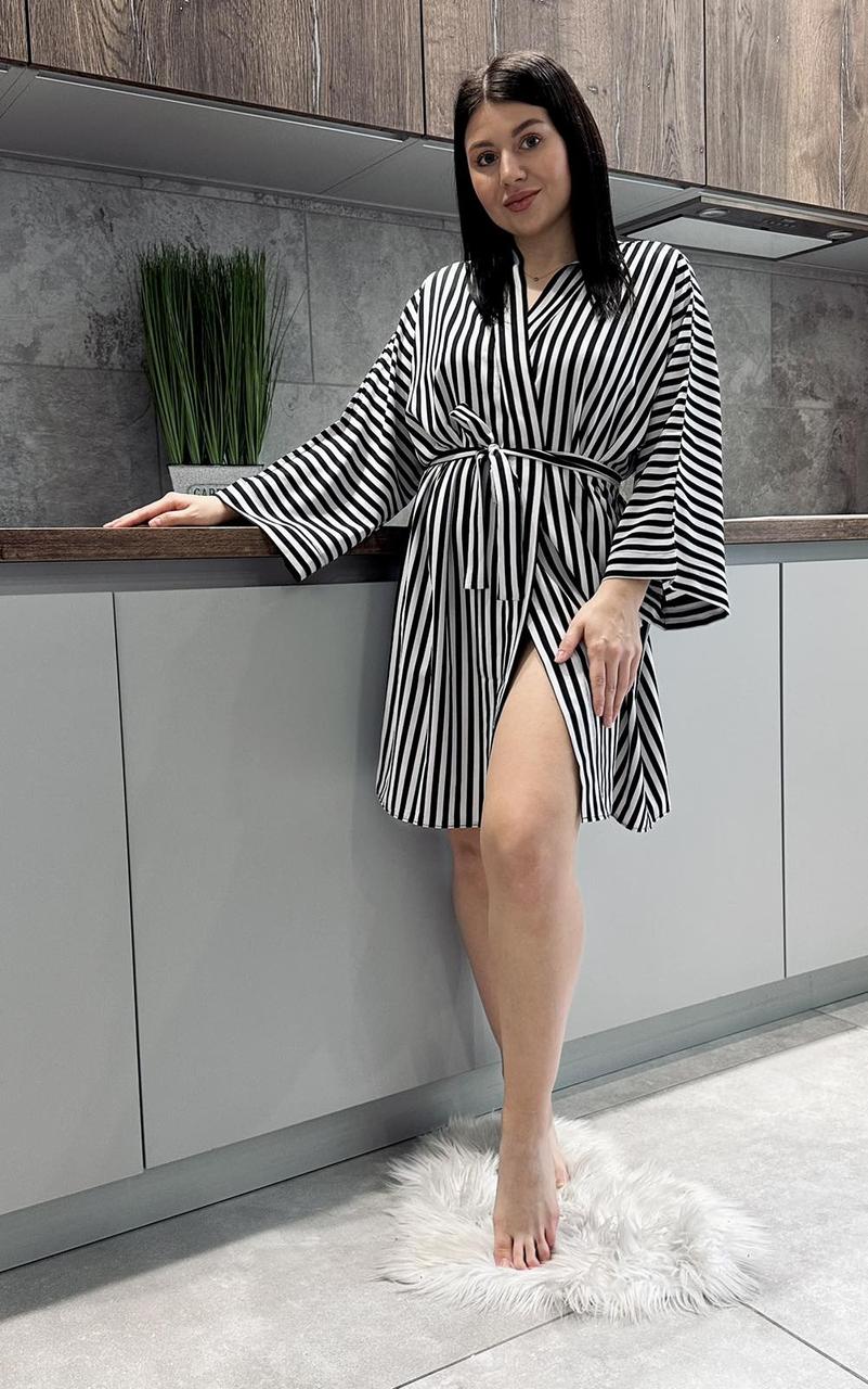 Стильний жіночий халат-кімоно в смужку.