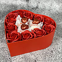 Подарунок для дівчини, коханої, дружині, подарунковий набір Подарунковий бокс серце з Раффаелло,мильними трояндами