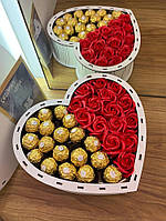 Подарочный бокс с конфетами Ferrero Rocher и мыльные розы в форме сердца