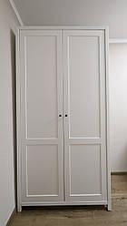 Розпашна шафа "Хамес" з натурального дерева в білому кольорі