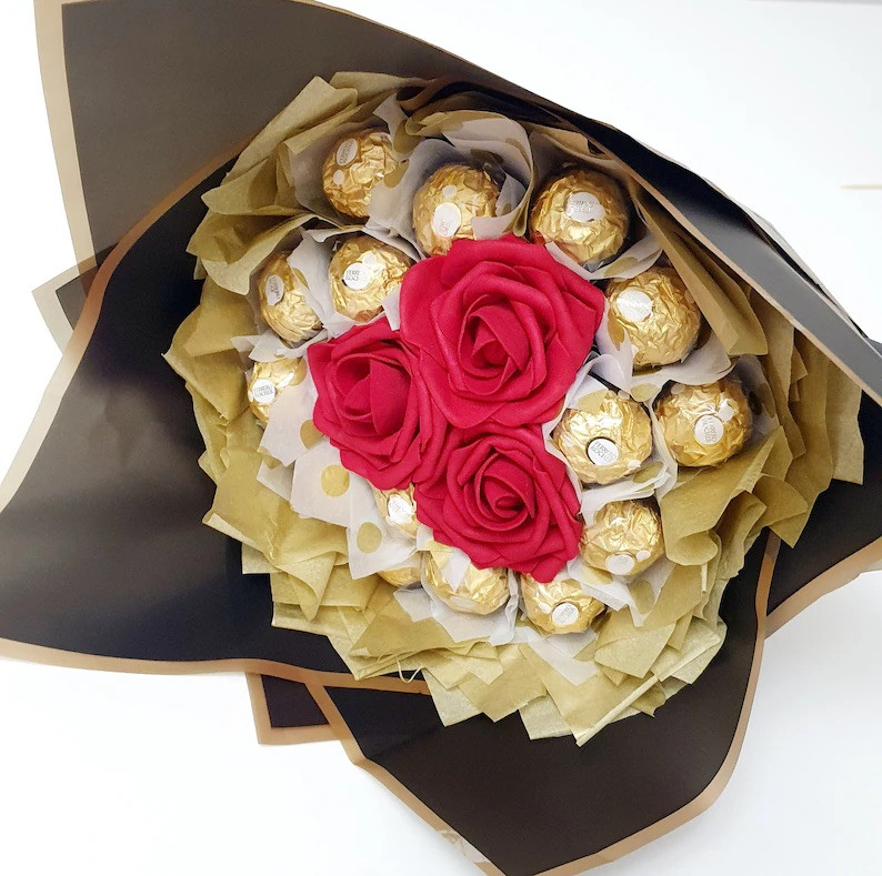 Букет з цукерок Ferrero Rosher Ферреро (16 шт.) і живих троянд (3 шт.) подарунок коричневий