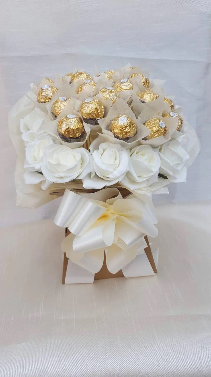 Розкішний букет з цукерок Ferrero Rosher Ферреро (21 шт.) і живих троянд (17 шт.) подарунок білий