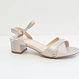 Перламутрові бежеві босоніжки низький каблук розмір 37, фото 5