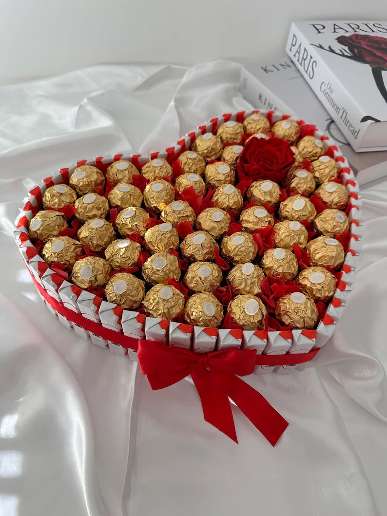 Серце з цукерок Ferrero Rosher Ферреро (50 шт.), Кіндер шоколадок і жива троянда червоний