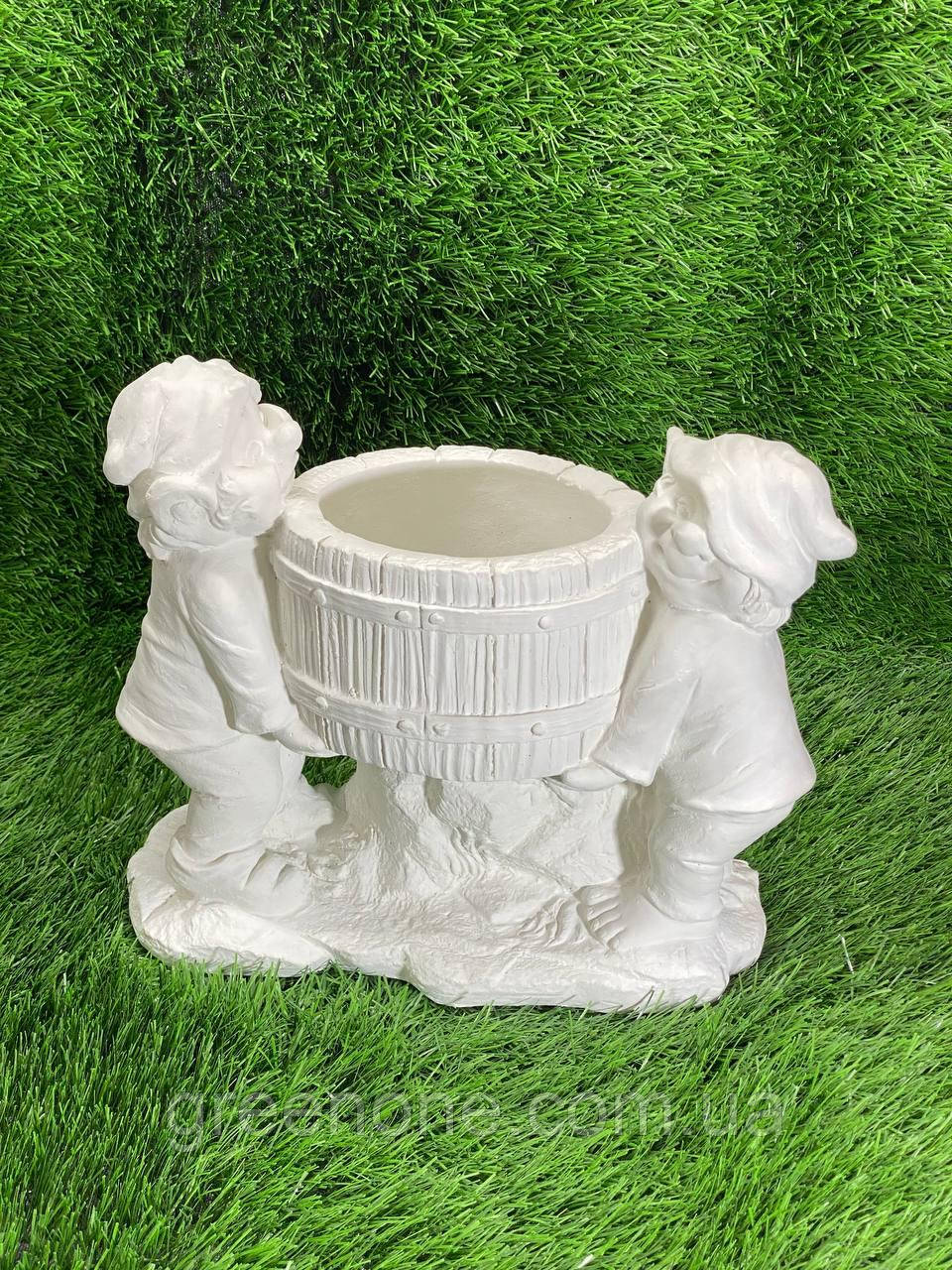 Фігура пара білих садових гномів з діжкою, кумедні паркові скульптури гномів, набір гномів для саду білого кольору, фото 1