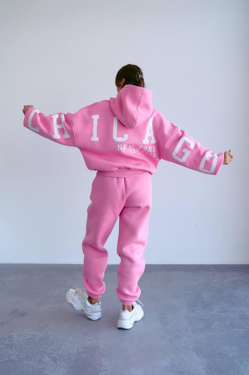Рожевий жіночий крутий спортивний костюм-двійка з тринитки пеньє: Штани та Худі оверсайз з накатом Chicago, фото 1