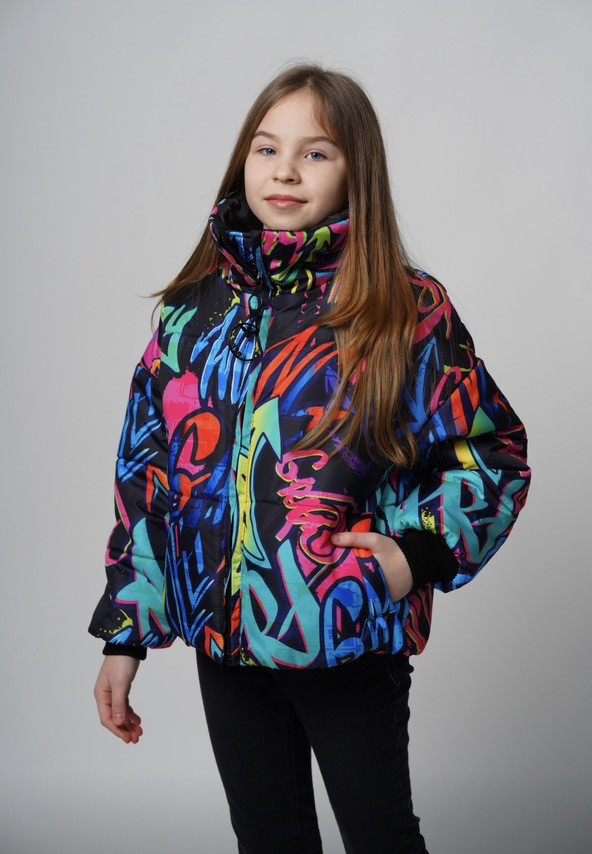 Стильна демісезонна коротка куртка для дівчаток,"Графіті", від 134 см до 158 см.