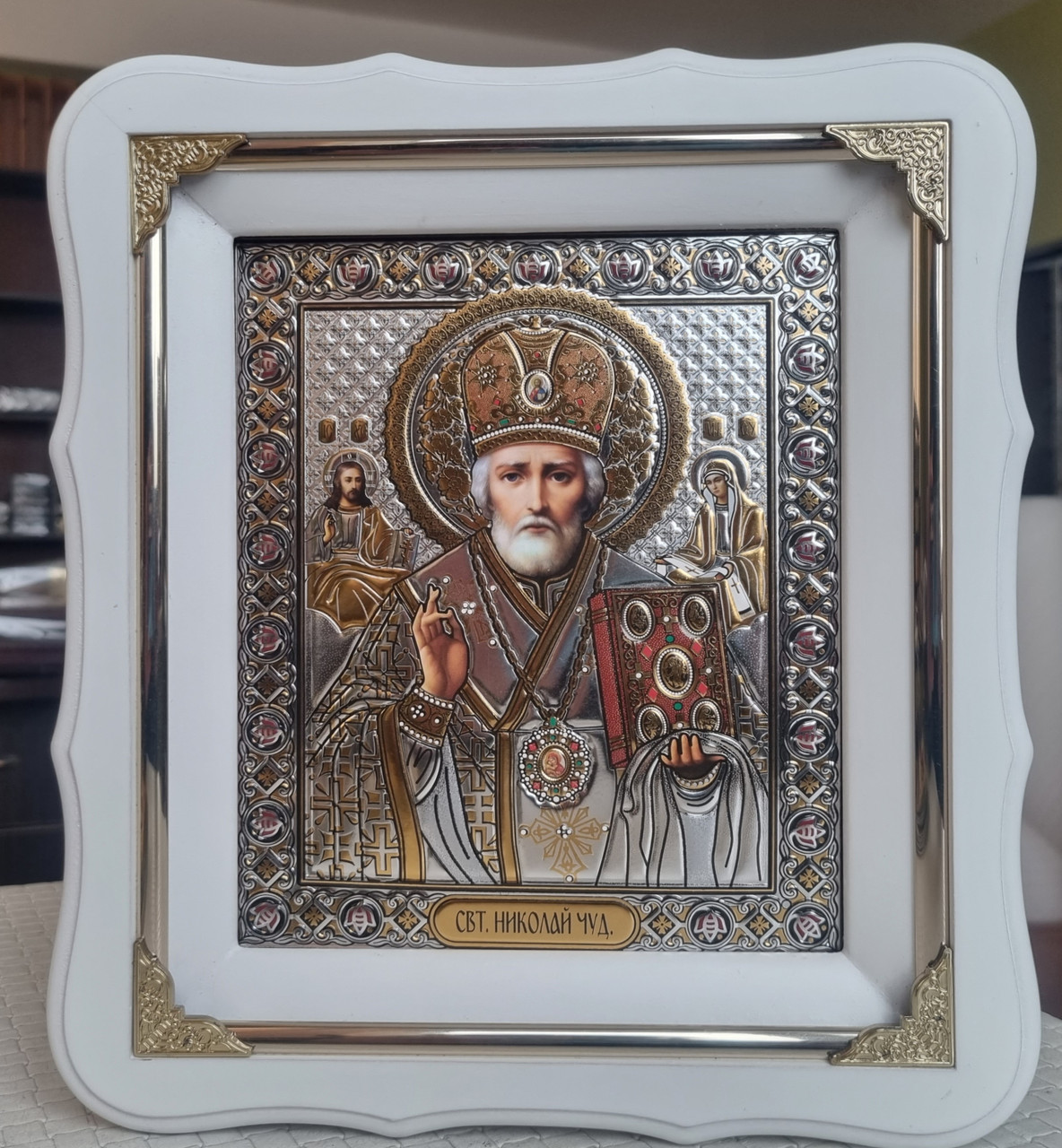 Икона Святой Николай Чудотворец под серебро в белом деревянном фигурном киоте под стеклом, размер киота 24*21, размер сюжета 15*18