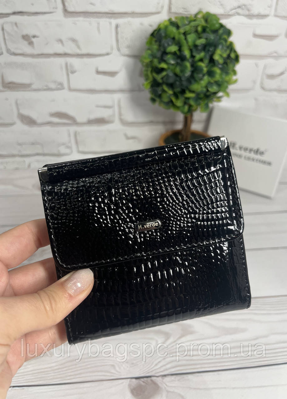 Маленький жіночий стильний шкіряний лаковий гаманець чорного кольору