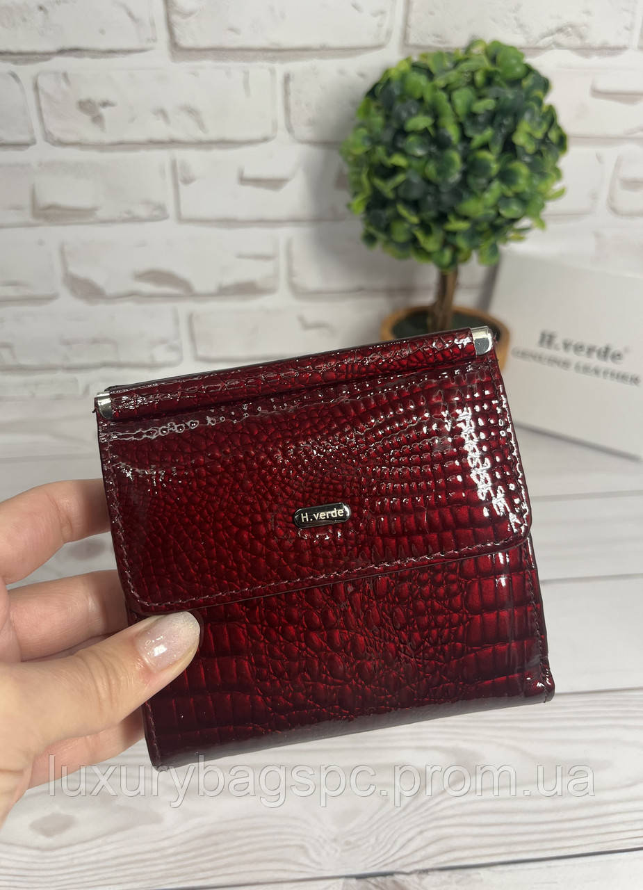 Маленький стильний лаковий шкіряний жіночий гаманець бордового кольору