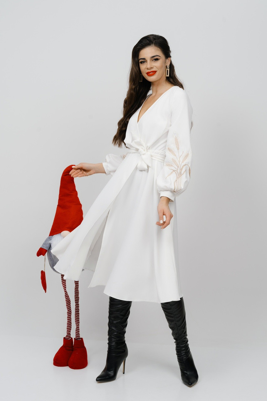 Сукня вишита білого кольору міді на запах із костюмної тканини з вишивкою на рукавах розміри S, M, L